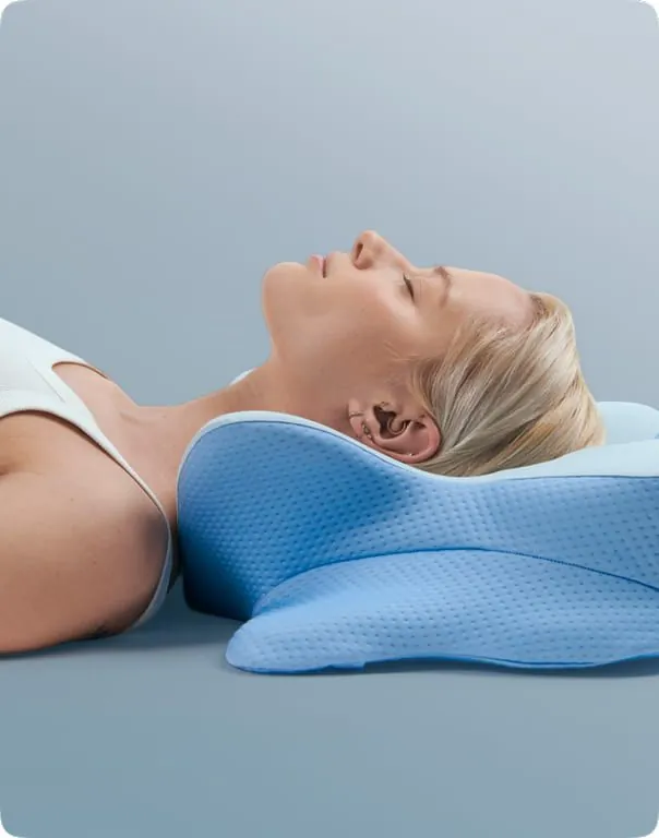 Back sleeper on the Derila Ergo pillow with neck supported by the front curve