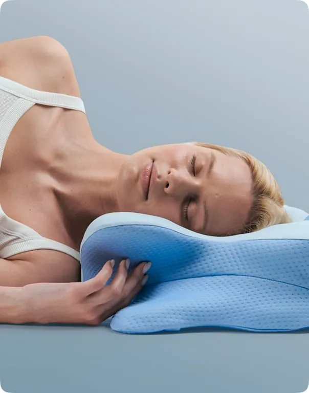 Side sleeper using the Derila Ergo pillow with arm in the cut-out