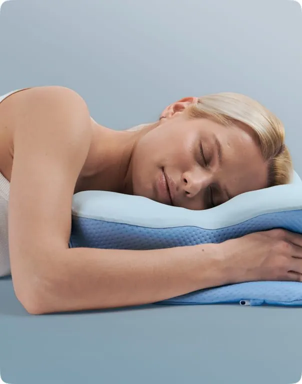 Stomach sleeper resting cheek in the centre of the Derila Ergo pillow